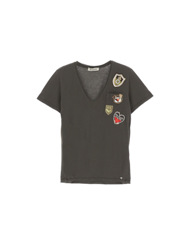PLEASE FEMME TSHIRT A MANCHES COURTES ET COL V EN COTON COLORIS MILITARE AVEC BADGES COUSUS