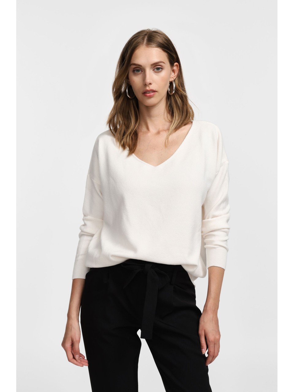 Please Femme pull fin ecru avec col en V