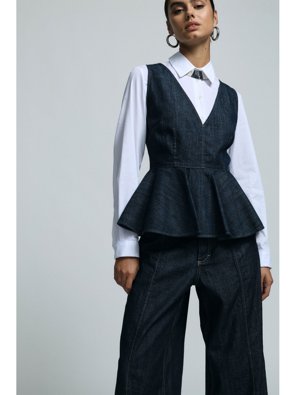 Please Femme — Top denim sans manches à basque