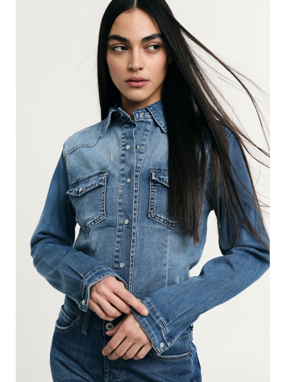 PLEASE Femme – Chemise denim slim fit délavée